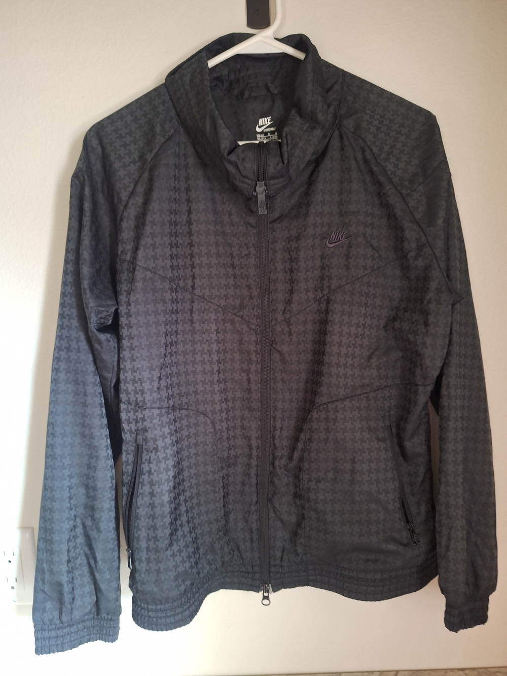 Nike Women’s Black Houndstooth Full-Zip Windbreaker
